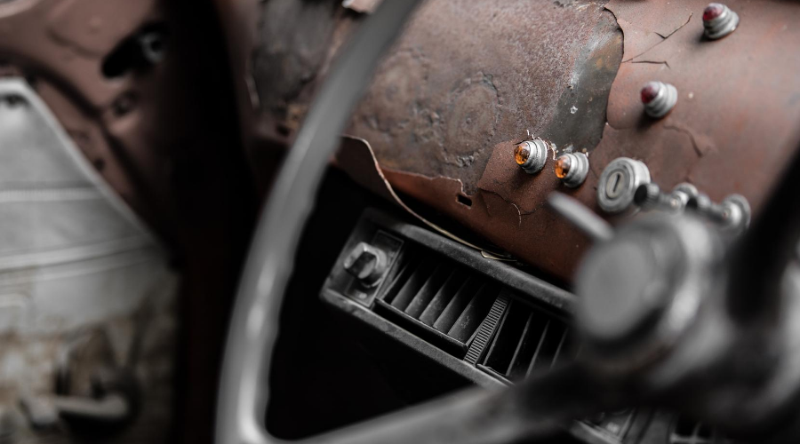 Vanhan auton ratti ja kojelauta - Sähköiset avaimet – turvariski, joka tulee ottaa hallintaan blogitekstin kansikuva